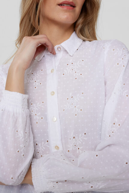 Camicia sangallo 100% cotone colori bianco e orchidea, con polsino elastico.